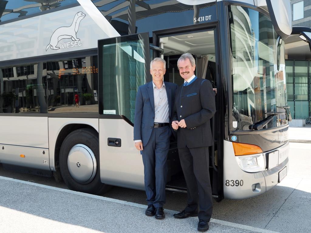 NÖVOG Geschäftsführer Gerhard Stindl und Verkehrslandesrat Karl Wilfing sind stolz auf den Erfolg der Wieselbusse. (Bildquelle: NÖVOG / Chaloupek)