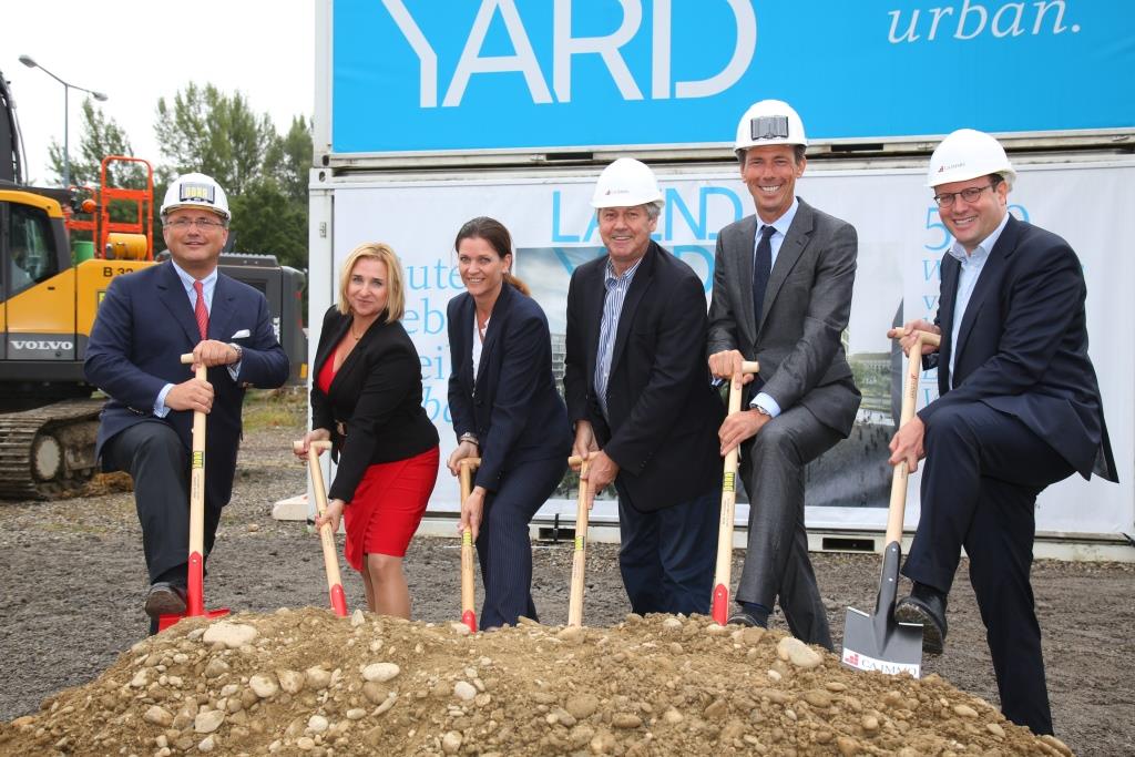 (v.l.n.r.): Karl-Heinz Strauss (Vorstandsvorsitzender PORR), Marion Weinberger-Fritz & Elisabeth Binder (Geschäftsführung RVW), Erich Hohenberger (Bezirksvorsteher), Daniel Jelitzka (JP Immobilien) und Florian Nowotny (Vorstandsvorsitzender CA Immo) (Bildquelle: CA Immobilien Anlagen AG / APA-Fotoservice / Schedl)