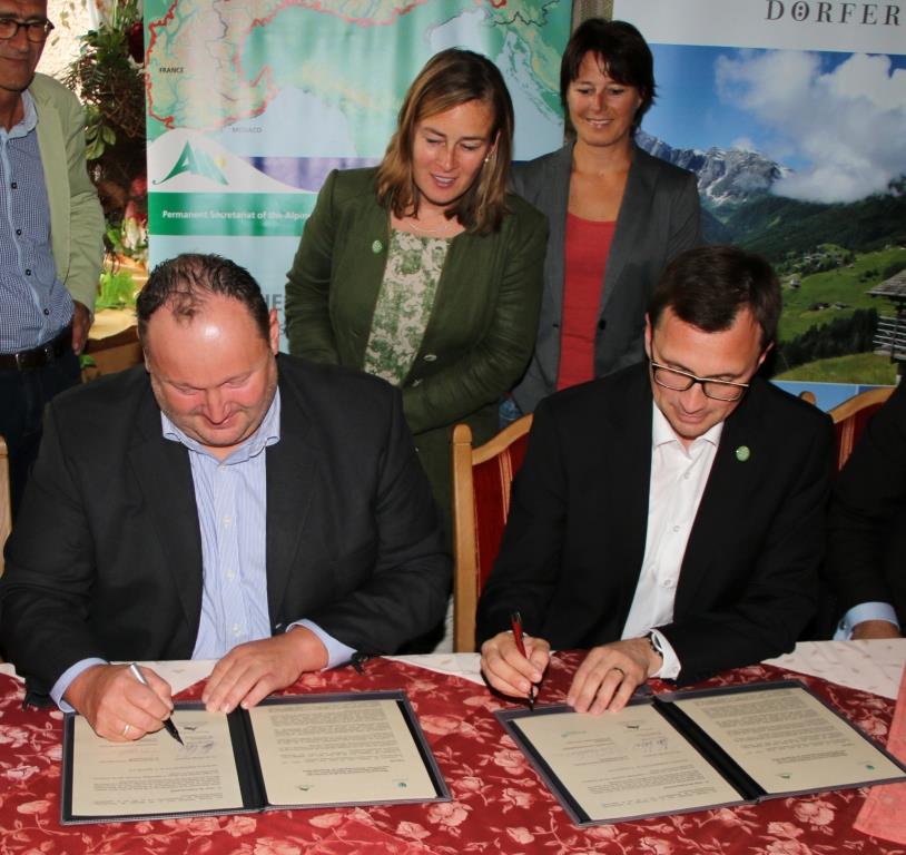 Alpenverein und Alpenkonvention unterzeichnen das gemeinsame "Memorandum of Understanding". (v.l.n.r.): Markus Reiterer, Generalsekretär der Alpenkonvention; Liliana Dagostin, Leiterin der Abteilung Raumplanung & Naturschutz im Alpenverein; Christina Schwann, Projekt Bergsteigerdörfer im Alpenverein und Gerald Dunkel-Schwarzenberger, Vizepräsident des Österreichischen Alpenvereins (Bildquelle: Alpenverein / Hannes Schlosser)