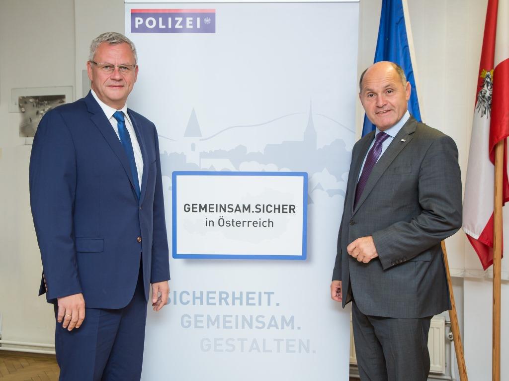 Innenminister Mag. Wolfgang Sobotka mit dem Eisenstädter Bürgermeister Mag. Thomas Steiner (Bildquelle: BMI / Gerhard Pachauer)