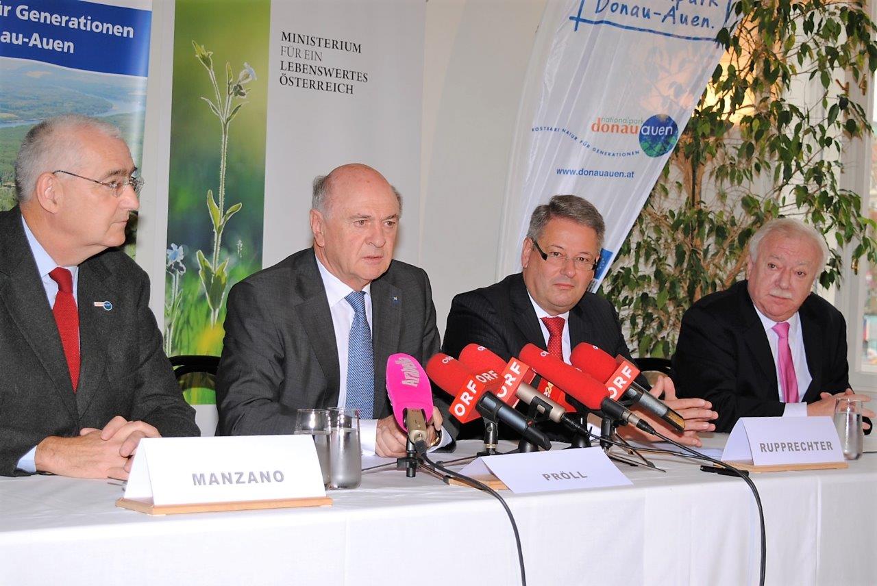 (v.l.n.r.): Nationalparkdirektor Mag. Carl Manzano, Landeshauptmann Dr. Erwin Pröll, Bundesminister DI Andrä Rupprechter und Bürgermeister Dr. Michael Häupl bei der Pressekonferenz in Wien. (Bildquelle: ReschMedia)