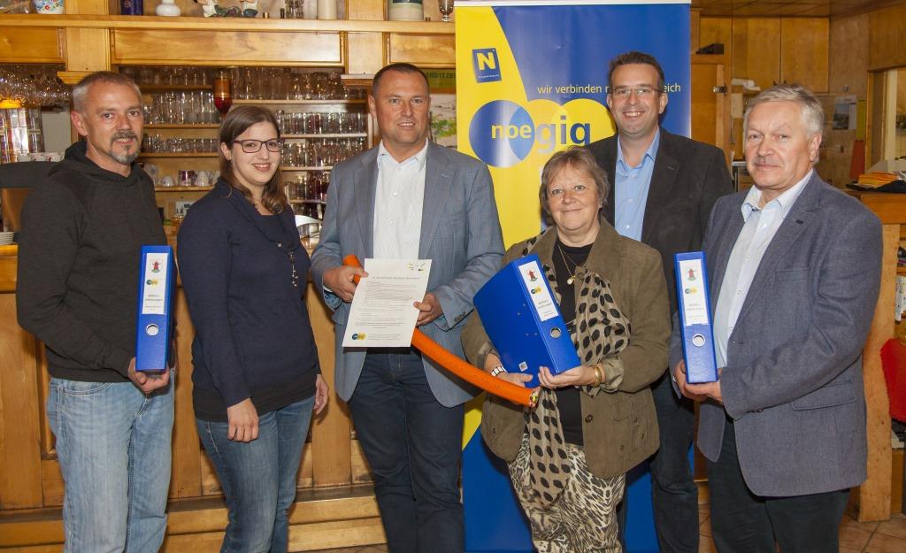 (v.l.n.r): Ewald Bauer (Regionaler Berater NÖGiG - Region Waldviertel Stadt Land), Angelika Wurz (Initiatorin Bürgerbewegung Zukunft Glasfaser), Prof. (FH) Mag. Hartwig Tauber (Geschäftsführer NÖGiG), Margit Weikartschläger, MA BEd (Vizebürgermeisterin Heidenreichstein), Edgar Pfandler (Initiator Bürgerbewegung Zukunft Glasfaser) und Gerhard Kirchmaier (Bürgermeister Heidenreichstein) (Bildquelle: zVg.)