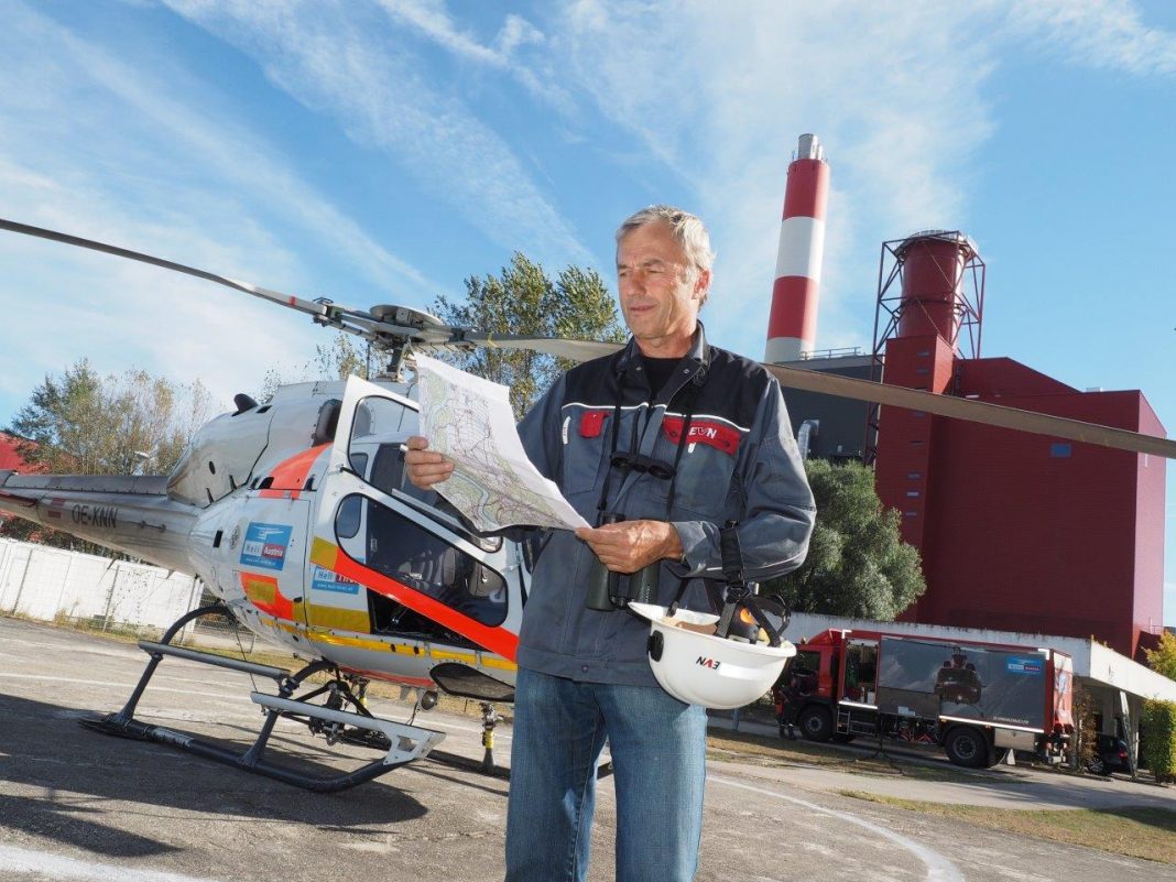 Netz NÖ Techniker Johannes Holzmayer bereitet sich auf den Kontrollflug vor, bei dem die Stromleitungen auf potenzielle Schadstellen überprüft werden. (Bildquelle: EVN / Moser)