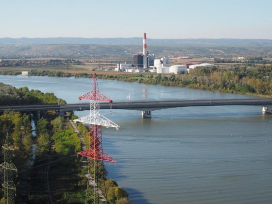 Letzte Woche wurden unter anderem die Hochspannungsleitungen der Netz NÖ im Bereich des Kraftwerk Theiß aus dem Helikopter überprüft. (Bildquelle: EVN / Moser)
