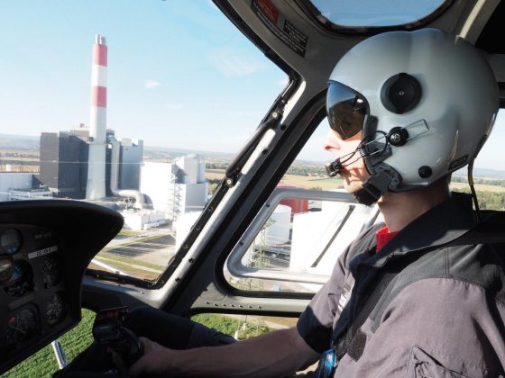 Letzte Woche wurden unter anderem die Hochspannungsleitungen der Netz NÖ im Bereich des Kraftwerk Theiß aus dem Helikopter überprüft. (Bildquelle: EVN / Moser)