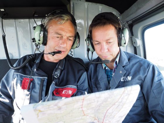 Die Netz NÖ Techniker Johannes Holzmayer und Walter Hellerschmied begutachten die Route des Helikopter-Kontrollflugs, bei dem die Stromleitungen auf potenzielle Schadstellen überprüft werden. (Bildquelle: EVN / Moser)