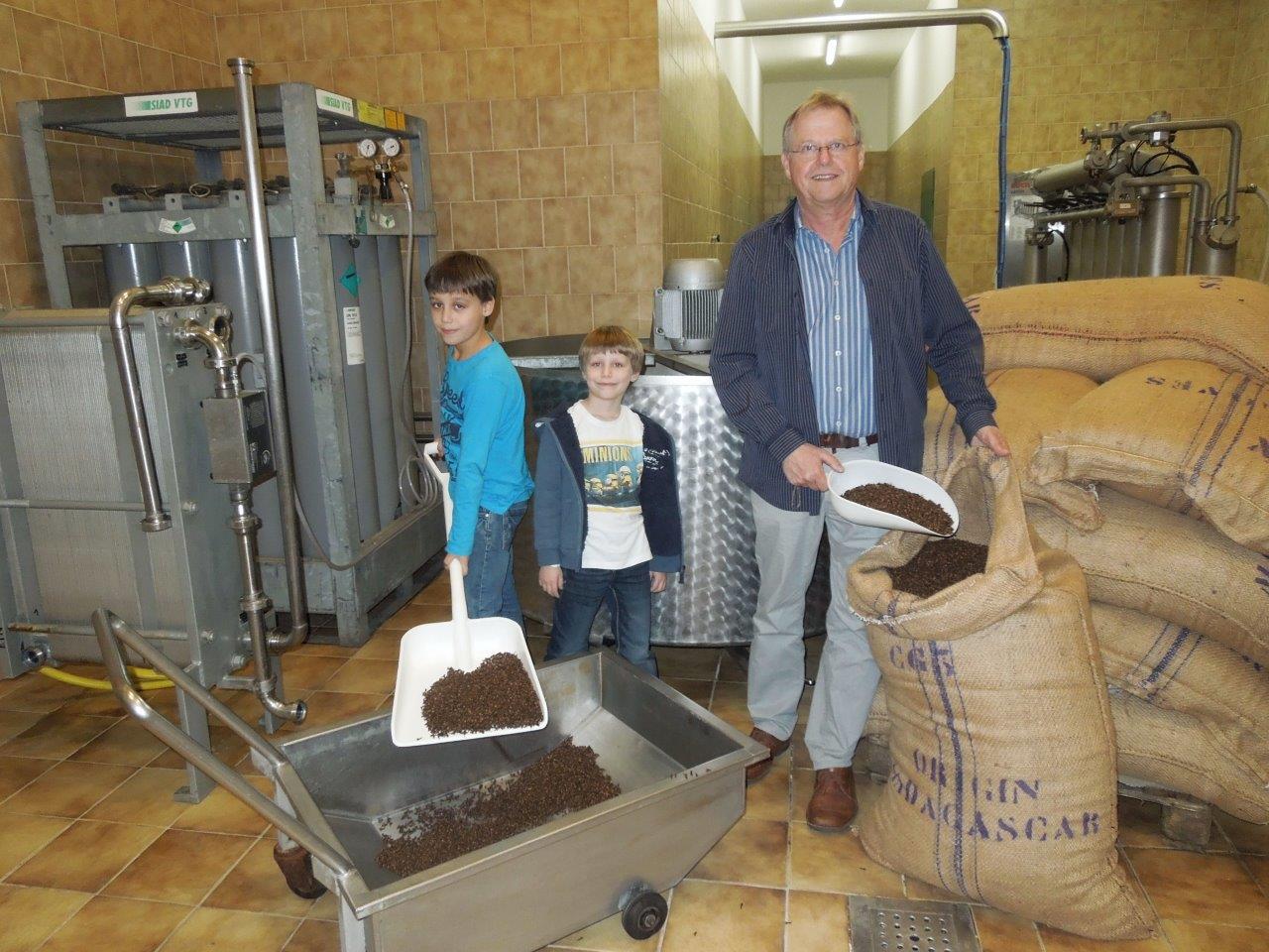 Auch die Kinder des Hauses helfen bei der Produktion von alkoholfreiem Glühwein gerne mit. (Bildquelle: Allacher)