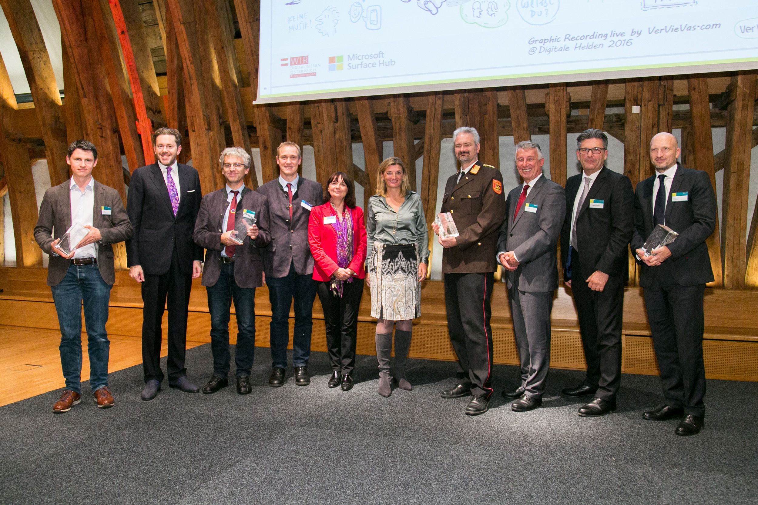 (Im Bild v.l.n.r.): Jan Pichler (CEO myveeta), Harald Mahrer (Staatssekretär), Gerhard Uitz (Schuldirektor PNMS Zwettl), Martin Stadler (PNMS Zwettl), Heidrun Strohmeyer (Bildungsministerium), Dorothee Ritz (Geschäftsführerin Microsoft Österreich), Gerhard Urschler (Feuerwehrkommandant FF Krems), Helmut Mödlhammer (Gemeindebund-Präsident), Martin Heimhilcher (WKW Obmann der Sparte Information und Consulting) und Christoph Auer (CIO BWT) (Bildquelle: Microsoft Österreich GmbH / APA-Fotoservice / Rastegar)