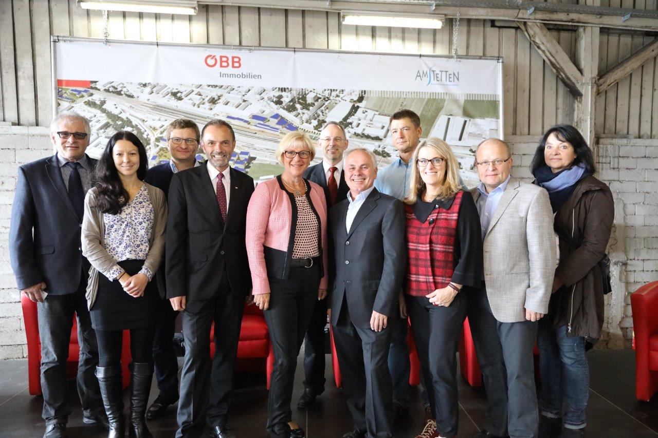 Großes Interesse und viel Prominenz beim Bahnhofsfest in Amstetten: (v.l.n.r.): Franz Hujber (ÖBB), Sylvia Wachauer (ÖBB), Kurt Wilhelm (ÖBB), Günther Sterlike (ÖBB), Ursula Puchebner (Bürgermeisterin Amstetten), Manfred Heigl (Baudirektor Amstetten), Laurentius Palmetzhofer (Stadtrat Amstetten), Michael Wiesner (Vbgm. Amstetten), Ulrike Königsberger - Ludwig (Nationalratsabgeordnete u. Vbgm. Amstetten), Dieter Funke (Vbgm. Amstetten) und Friederike Sonnleitner (Stadtrat Amstetten), (Bildquelle: ÖBB)