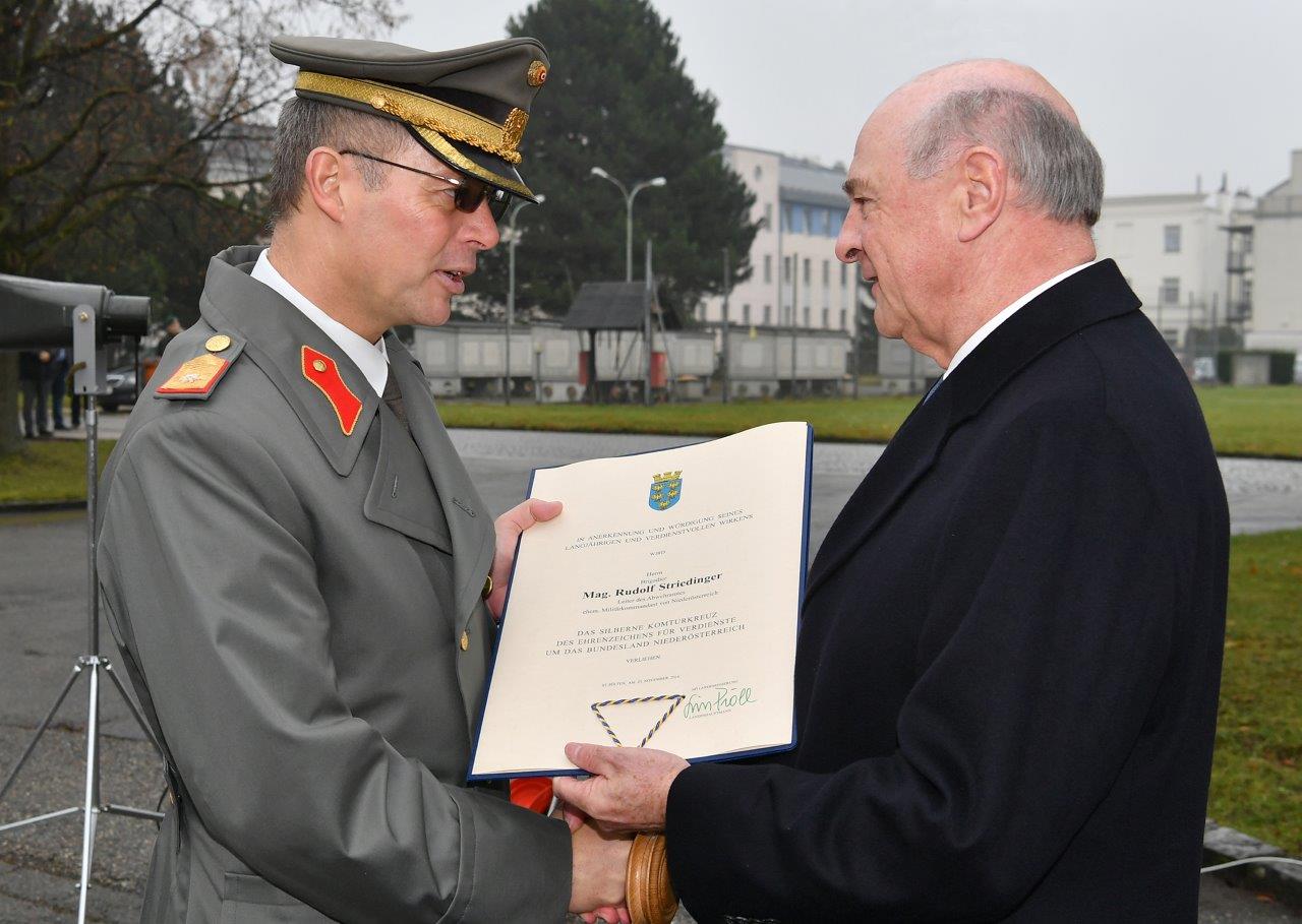 Landeshauptmann Dr. Erwin Pröll überreichte das "Silberne Komturkreuz des Ehrenzeichens für Verdienste um das Bundesland Niederösterreich" an Brigadier Mag. Rudolf Striedinger, Leiter des Abwehramtes und ehemaliger Militärkommandant von Niederösterreich. (Bildquelle: NLK / Burchhart)