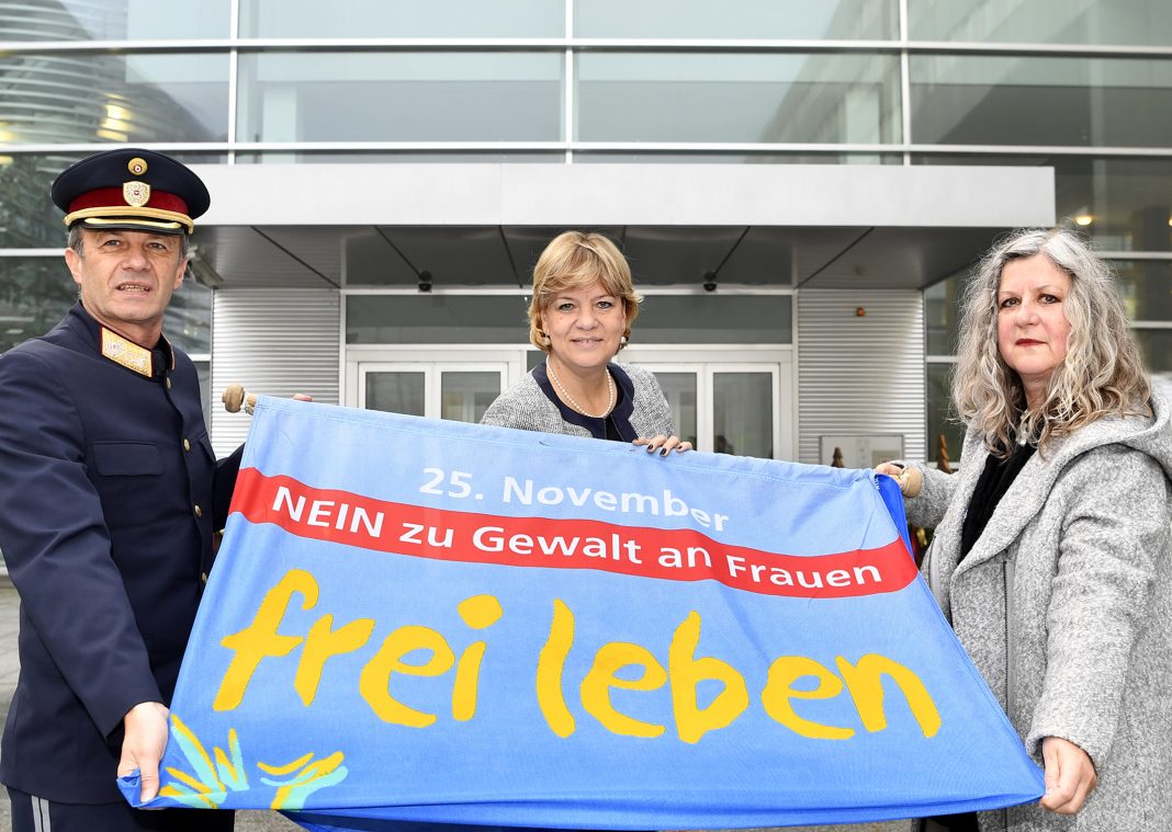 (v.l.n.r.): Generalmajor Franz Popp, BA MA (Landespolizeidirektor-Stellvertreter), Landesrätin Mag. Barbara Schwarz und DSA Mag. Marlies Leitner (GF Verein Gewaltschutzzentrum NÖ für Gewaltprävention, Opferhilfe und Opferschutz) (Bildquelle: NLK Filzwieser)