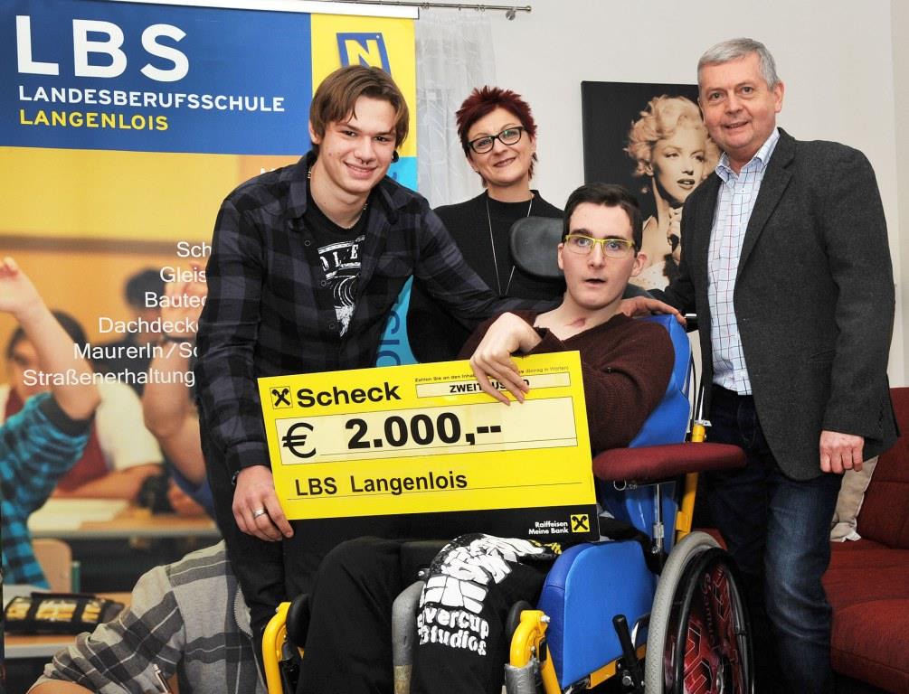 (v.l.n.r.): Spendenorganisator und Freund Lukas Aigner aus Erlauf, Samuel Leskiw, Mutter Doris Kronsteiner und BS Dir. Herbert Zant mit Spenderscheck (Bildquelle: zVg. Landesberufsschule Langenlois)