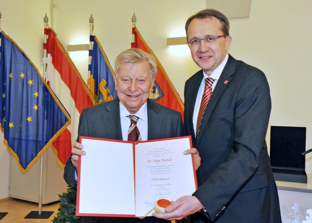 Dr. Hugo Portisch bei der Verleihung der Ehrenbürgerschaft mit Bürgermeister Mag. Matthias Stadler. (Bildquelle: Josef Vorlaufer)