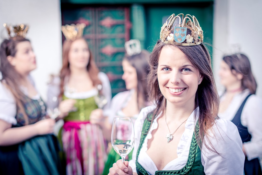 Nach zwei Jahren Amtszeit übergibt Weinkönigin Christina Hugl aus Stützenhofen, Bezirk Mistelbach, ihr Zepter und ihre Krone. Nach einer Nachfolgerin wird gesucht. (Bildquelle: Robert Herbst)
