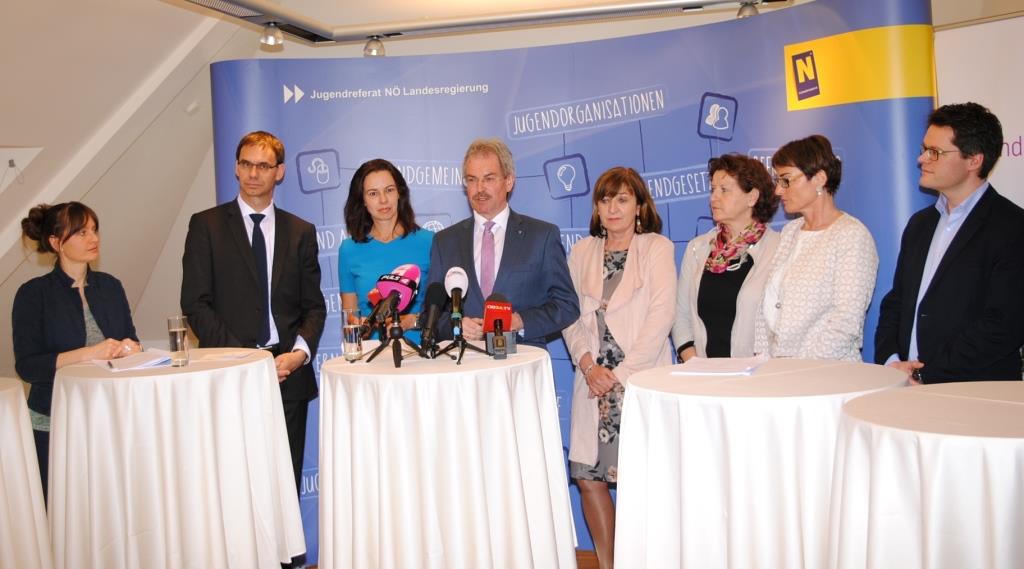 (v.l.n.r.): LR Martina Berthold (Sbg), LH Markus Wallner (Vbg), BM Sophie Karmasin, LR Karl Wilfing (NÖ), LR Beate Palfrader (Tirol), LR Ursula Lackner (Stmk), LH-Stv. Beate Prettner (Kärnten) und Stadtrat Jürgen Czernohorszky (Wien) bei der Pressekonferenz in Krems. (Bildquelle: ReschMedia)