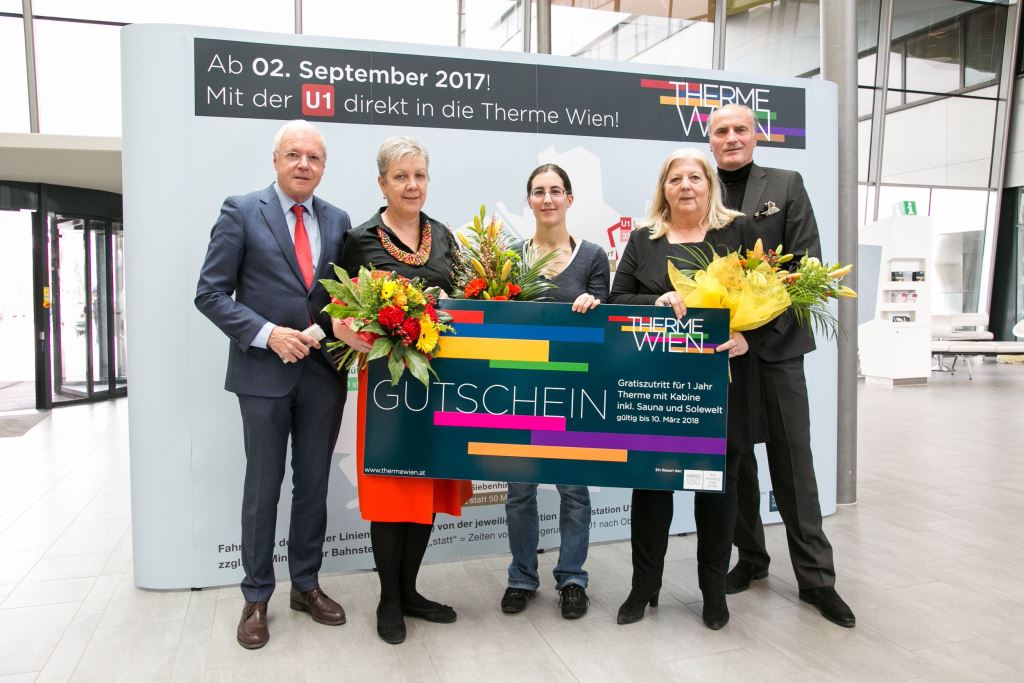 (v.l.n.r.): Gerhard Gucher (Direktor Vamed Vitality World), Sigrid Oblak (Wien Holding-Geschäftsführerin), Angelika Guttenberger (fünfmillionster Gast), Hermine Mospointner (Bezirksvorsteherin Favoriten) und Edmund Friedl (Geschäftsführer Therme Wien) (Bildquelle: Therme Wien / APA-Fotoservice / Rastegar)