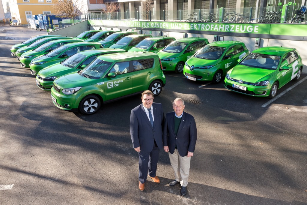 Martin Graf (li.) und Christian Purrer bei der Übernahme der neuen E-Fahrzeuge (Bildquelle: Energie Steiermark / Harry Schiffer)