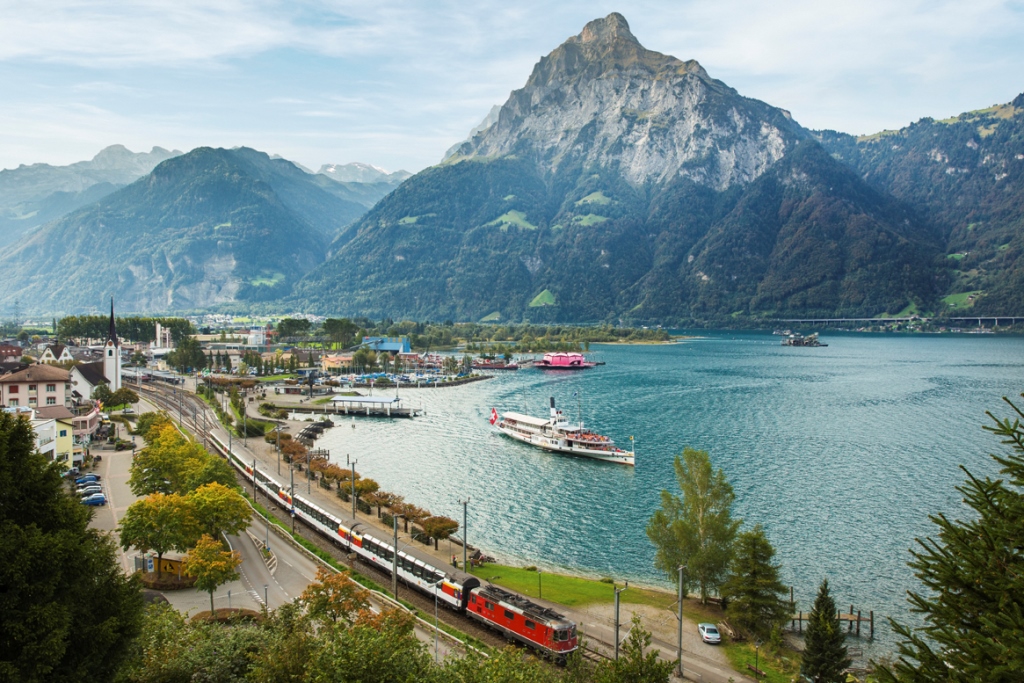 Gotthard Panorama Express bei Flüelen, Zentralschweiz (Bildquelle: Keystone / Dominik Baur)