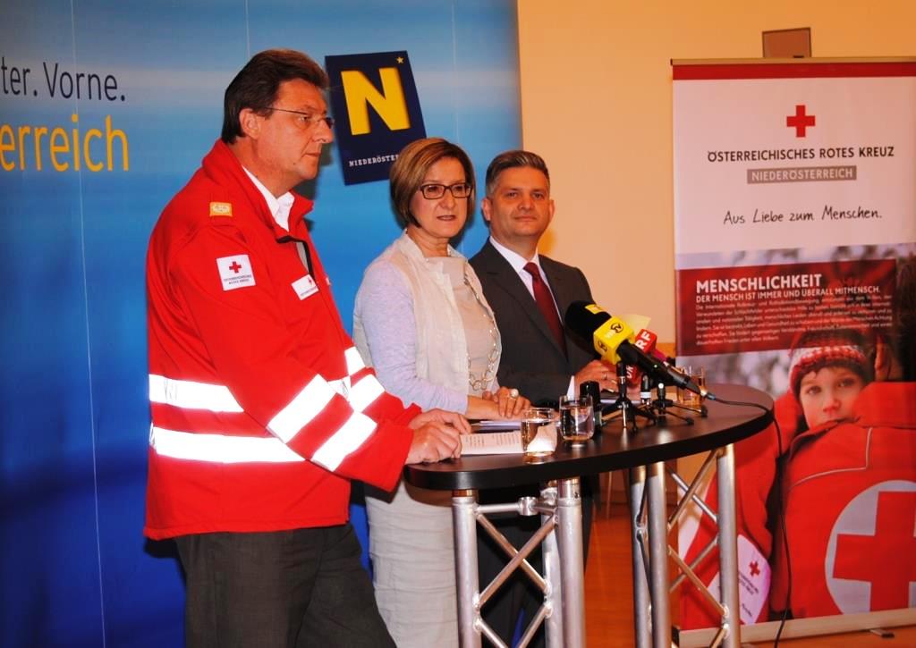 (v.l.n.r.): Rotkreuz-Präsident General Josef Schmoll, Landeshautmann-Stellvertreterin Mag. Johanna Mikl-Leitner und Landesrat Ing. Maurice Androsch präsentierten die Bilanz des Roten Kreuzes Niederösterreich. (Bildquelle: ReschMedia)