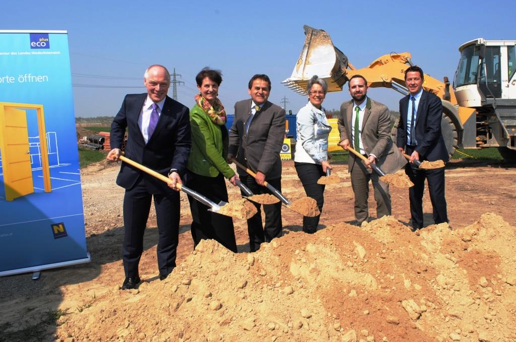 (v.l.n.r.): ecoplus Geschäftsführer Mag. Helmut Miernicki, Bürgermeisterin DIin Anna Steindl, Josef Resch (Eigentümer Resch&Frisch), NÖ Wirtschaftslandesrätin Dr.in Petra Bohuslav, Georg Resch (Geschäftsführer Resch&Frisch) und ecoplus Aufsichtsrat LAbg. Mag. Kurt Hackl beim Spatenstich in Wolkersdorf. (Bildquelle: ReschMedia)