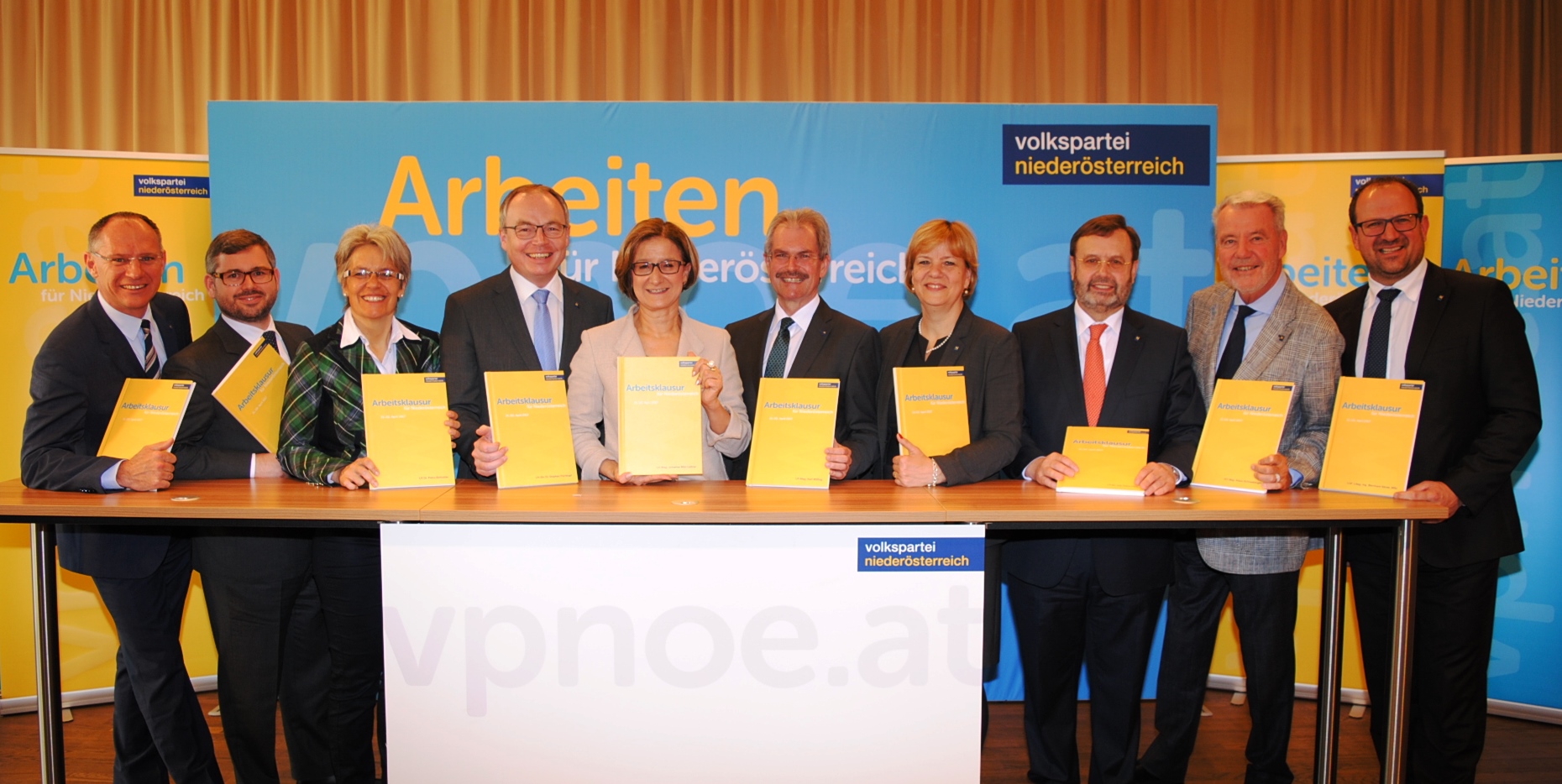 Das neue Regierungsteam der Volkspartei Niederösterreich: (v.l.n.r.): 2. Landtagspräsident Gerhard Karner, Landesrat Ludwig Schleritzko, Landesrätin Petra Bohuslav, LH - Stellvertreter Stephan Pernkopf, Landeshauptfrau Johanna Mikl-Leitner, Landesrat Karl Wilfing, Landesrätin Barbara Schwarz, Landtagspräsident Hans Penz, Klubobmann Klaus Schneeberger und VP-Landesgeschäftsführer Bernhard Ebner (Bildquelle: ReschMedia)