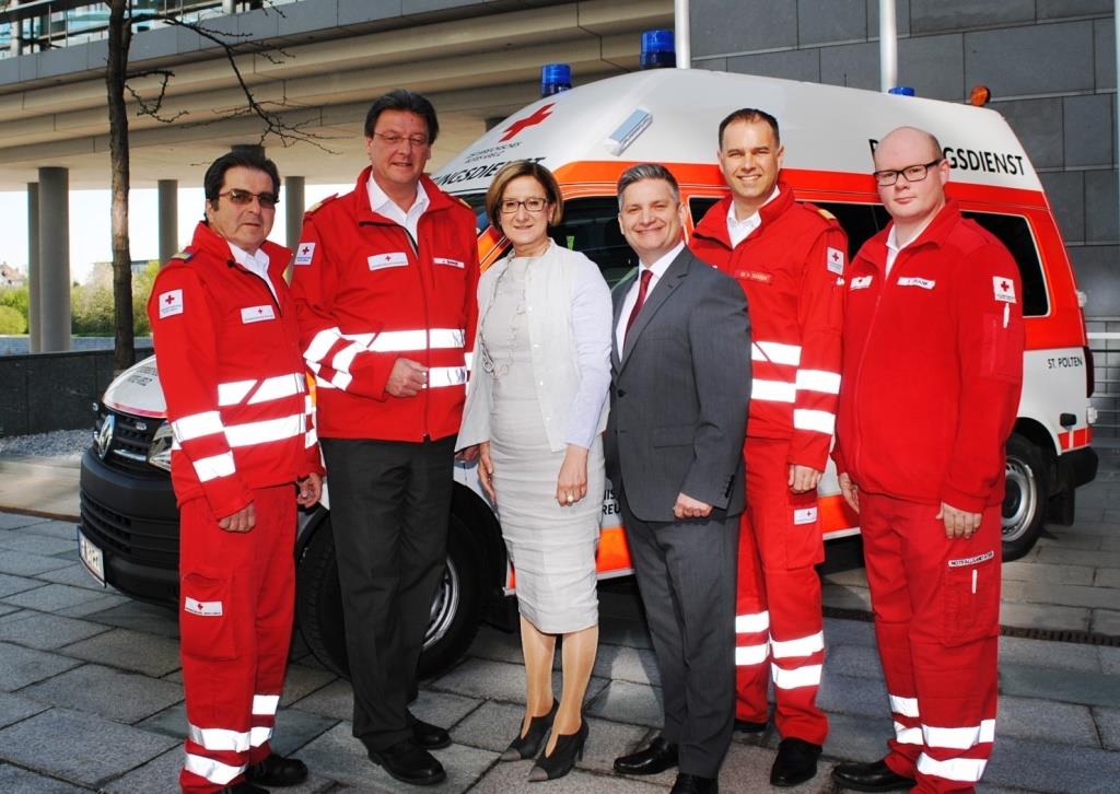 (v.l.n.r.): Helmut Gabler, Bezirksstellenleiter-Stellvertreter des Roten Kreuzes St. Pölten, Rotkreuz-Präsident General Josef Schmoll, Landeshautmann-Stellvertreterin Mag. Johanna Mikl-Leitner, Landesrat Ing. Maurice Androsch, Rotkreuz-Landesgeschäftsführer Peter Kaiser und Sebastian Frank, Bezirksstellengeschäftsführer des Roten Kreuzes St. Pölten. (Bildquelle: ReschMedia)
