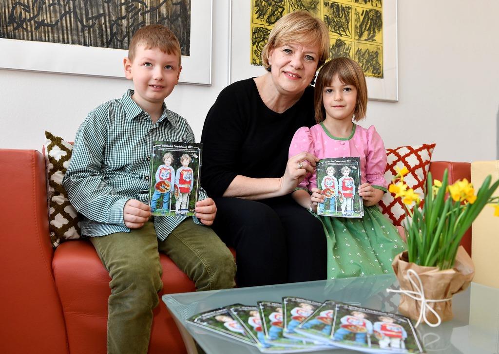 Familienlandesrätin Schwarz freut sich mit Nikolas und Magdalena auf zahlreiche Einreichungen zum „Wettbewerb Ferienbetreuung 2017“. (Bildquelle: NLK Filzwieser)