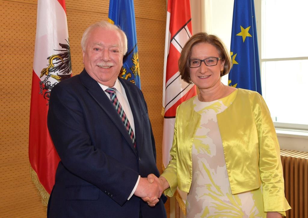 Landeshauptfrau Johanna Mikl-Leitner traf zu einem ersten Arbeitsgespräch mit dem Wiener Bürgermeister Michael Häupl zusammen. (Bildquelle: NLK / Johann Pfeiffer)
