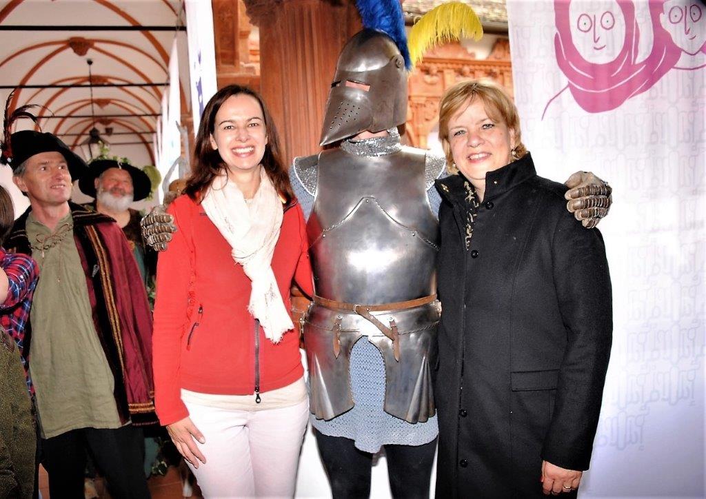 Familienministerin Dr. Sophie Karmasin (links im Bild) und NÖ Landesrätin Mag. Barbara Schwarz zu Besuch beim NÖ Familienfest auf der Schallaburg. (Bildquelle: Thomas Resch)