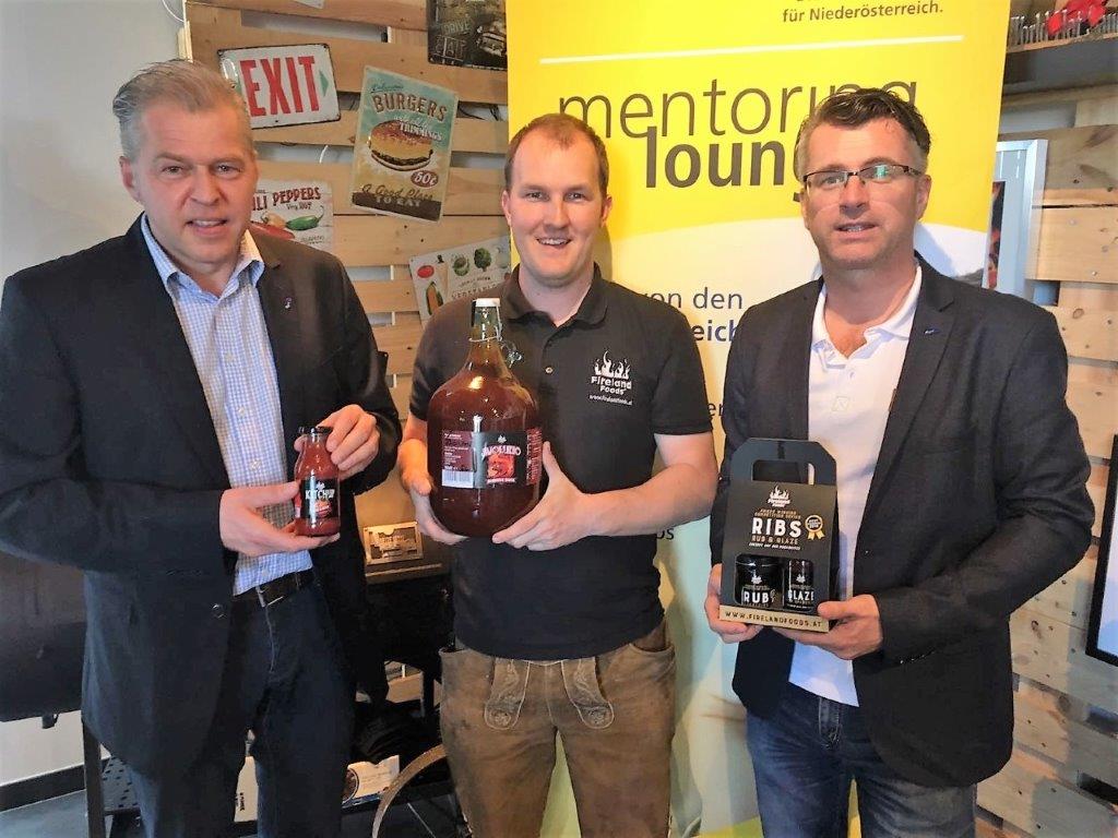 (v.l.n.r.): RIZ Berater Ing. Gottfried Haubenberger, Mag. Richard Fohringer (Inhaber Fireland Foods GmbH) und RIZ Berater Mag. Robin Gerl beim RIZ Mentoring-Abend in St. Pölten. (Bildquelle: RIZ)