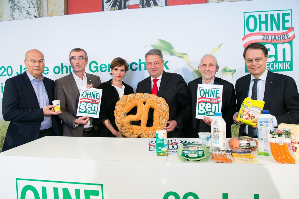 Im Bild (v.l.n.r.): Frank Hensel (Vorstandsvorsitzender REWE International AG), Florian Faber (Geschäftsführer ARGE Gentechnik-frei), Pamela Rendi-Wagner (Gesundheitsministerin), Andrä Rupprechter (Landwirtschafts- und Umweltminister), Markus Schörpf (Obmann ARGE Gentechnik-frei) und Gerhard Drexel (Vorstandsvorsitzender SPAR Österreich) (Bildquelle: ARGE Gentechnik-frei / APA-Fotoservice / Rastegar)