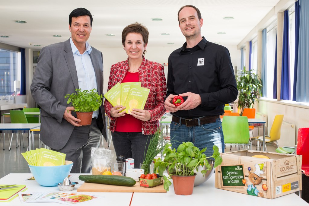 (v.l.n.r.): Herbert Fuchs, Geschäftsführer GOURMET, Claudia Ertl-Huemer, Geschäftsfeldleiterin Education und Care Catering GOURMET und Thomas Kaissl, Bereichsleiter für Umwelt und Wirtschaft WWF Österreich (Bildquelle: Gourmet / Petra Rautenstrauch)