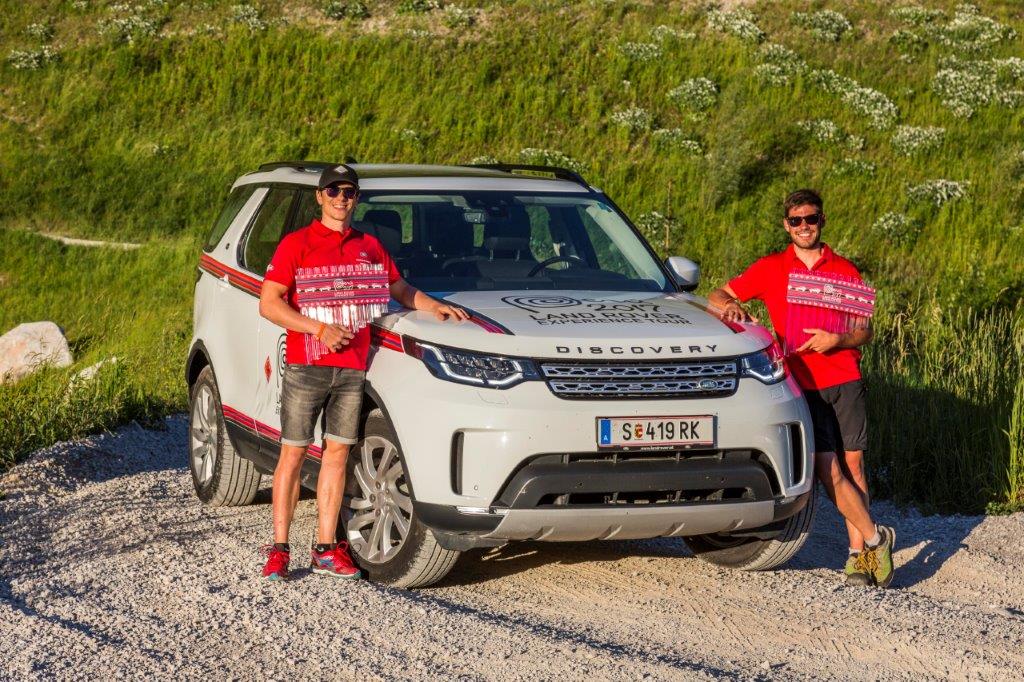 Die beiden Gewinner der Qualifikations-Challenge: Andreas Auer (Salzburg) und Matthias Pycha (Innsbruck) mit dem neuen Land Rover Discovery. (Bildquelle: Land Rover Austria)