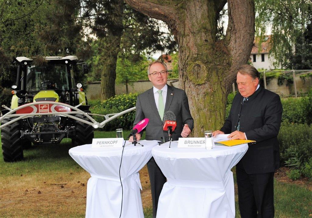 (v.l.n.r.): LH-Stellvertreter Dr. Stephan Pernkopf und der bayerische Landwirtschaftsminister Helmut Brunner bei der Pressekonferenz in Wieselburg. (Bildquelle: Thomas Resch)