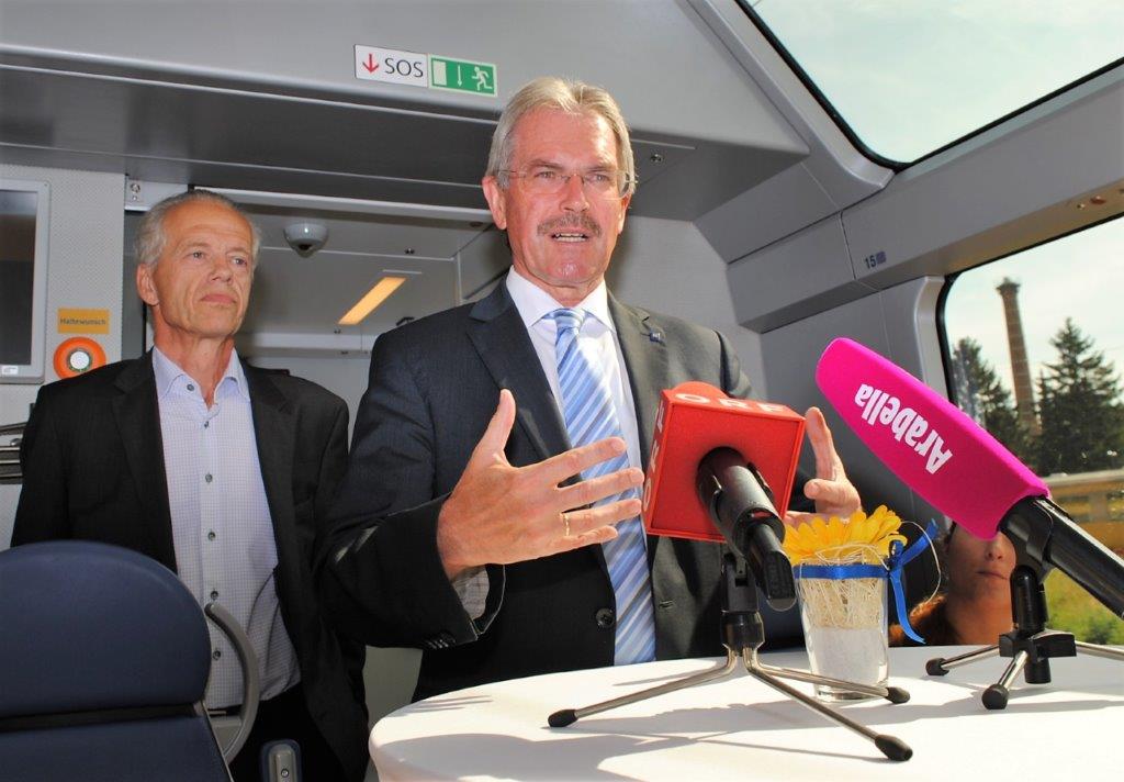 Landesrat Mag. Karl Wilfing und NÖVOG-Geschäftsführer Dr. Gerhard Stindl bei der Pressekonferenz in einem Panoramawagen der „Himmelstreppe“. (Bildquelle: Thomas Resch)