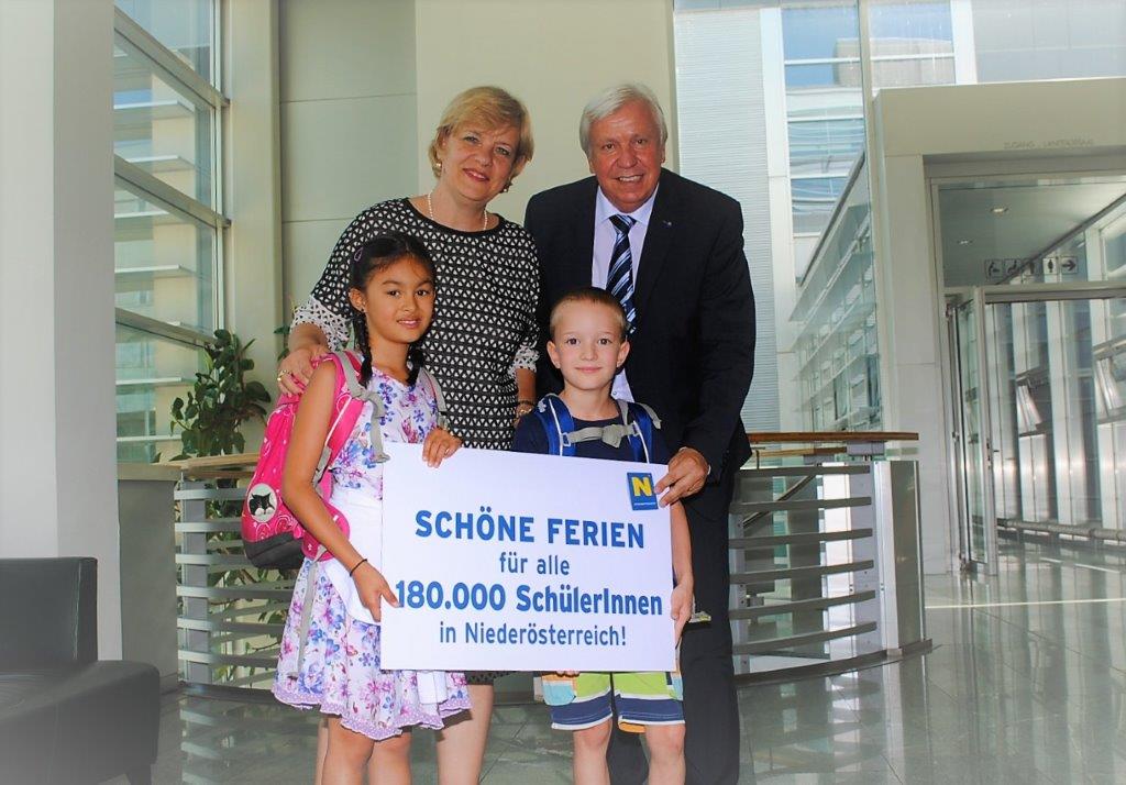 Landesrätin Barbara Schwarz, Landesschulratspräsident Johann Heuras freuen sich mit Tatjana und Max auf die Sommerferien. (Bildquelle: Thomas Resch)