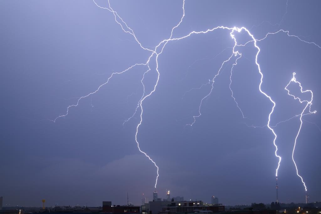 Dreifacher Blitztreffer in Wien: Innerhalb von sechs Sekunden lösen Milleniumtower, Donauturm und IZD-Tower einen Aufwärtsblitz aus. (Bildquelle: ALDIS / Hannes Pichler)