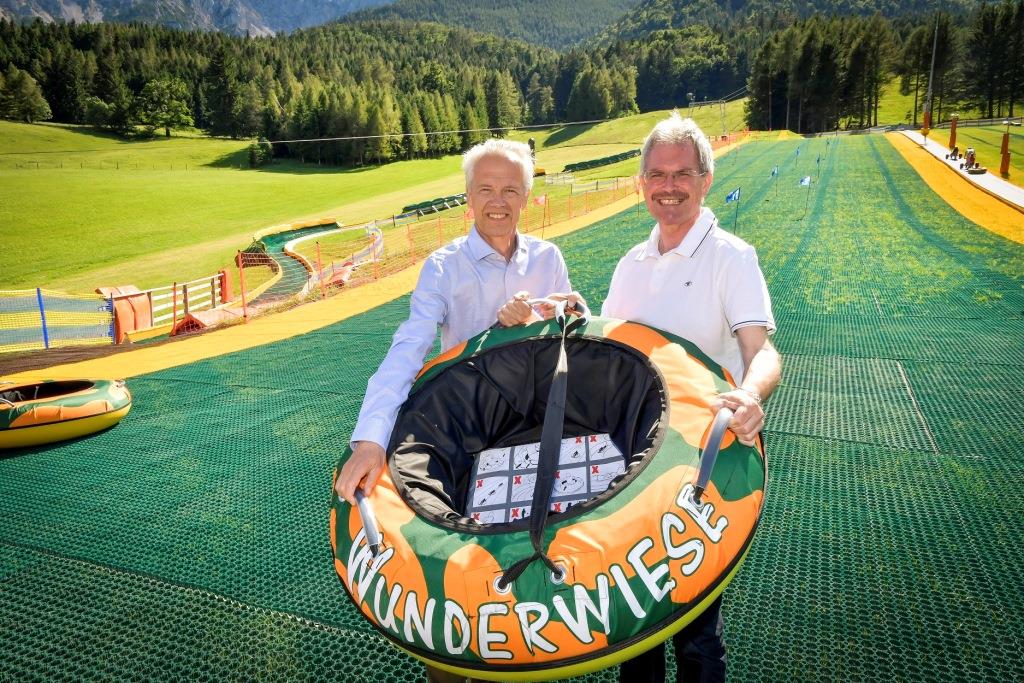 (v.l.n.r.): NÖVOG-Geschäftsführer Gerhard Stindl und Verkehrslandesrat Karl Wilfing eröffnen den Wiesenflitzer in Puchberg (Bildquelle: NÖVOG / Herbst)