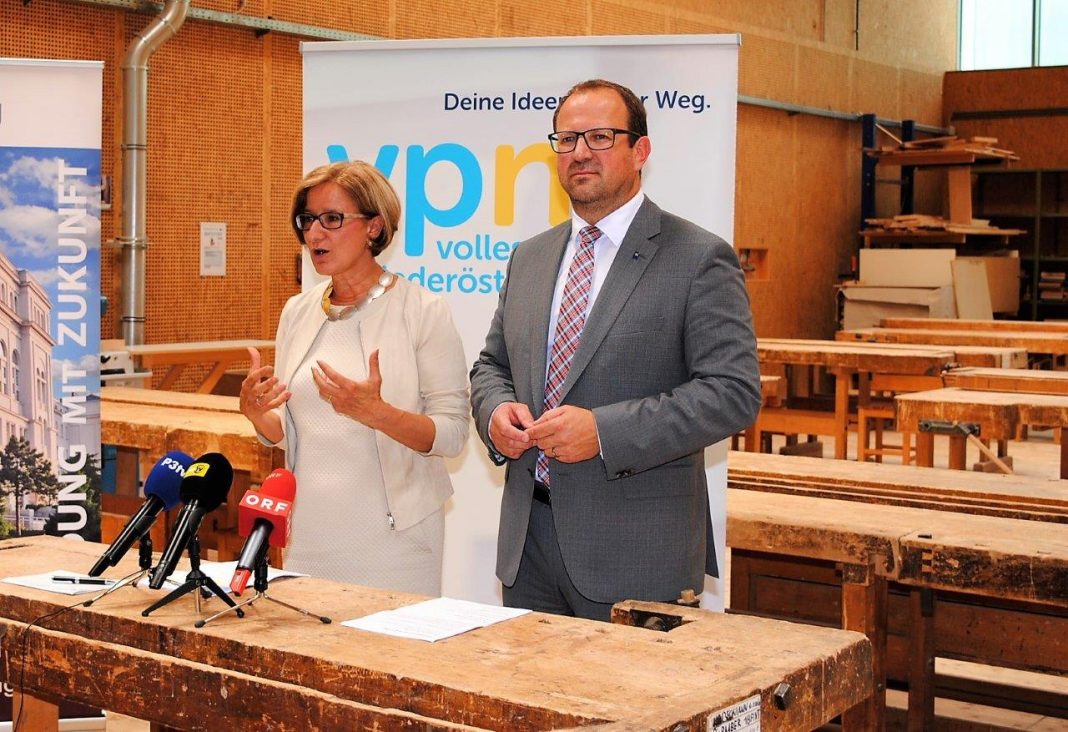 Landesparteiobfrau Johanna Mikl-Leitner und Landesgeschäftsführer Bernhard Ebner bei der Pressekonferenz in Mödling. (Bildquelle: Thomas Resch)