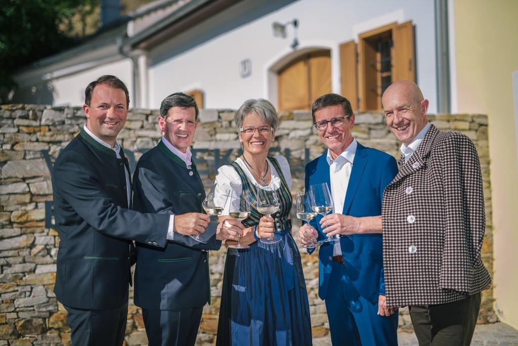 (v.l.n.r.): Bernhard Schröder (GF, Donau Niederösterreich), Christoph Madl (GF, Niederösterreich-Werbung), Landesrätin Petra Bohuslav, Erwin Krammer (Architekt Bründlgraben) und Franz Ehrenleitner (Dir., GF Winzer Krems – Sandgrube 13) (Bildquelle: Roman Seidl)
