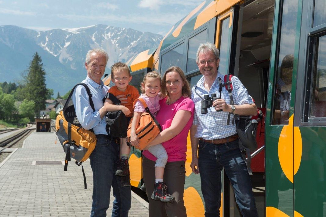 Der Salamander bringt seine Fahrgäste bequem auf den höchsten Berg Niederösterreichs, im Bild: NÖVOG Geschäftsführer Gerhard Stindl, Maximilian, Katharina und Barbara Placek sowie Verkehrslandesrat Karl Wilfing (Bildquelle: NÖVOG/Baldauf)