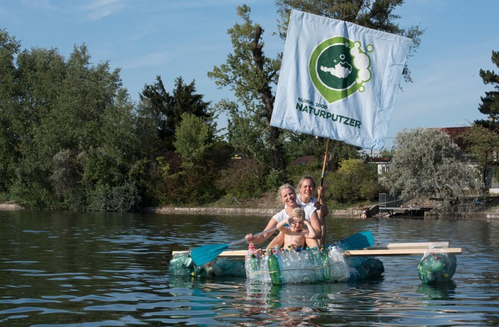 NaturPutzer auf einem Boot aus gesammelten Plastikmüll (Bildquelle: GLOBAL 2000 / Martin Aschauer)