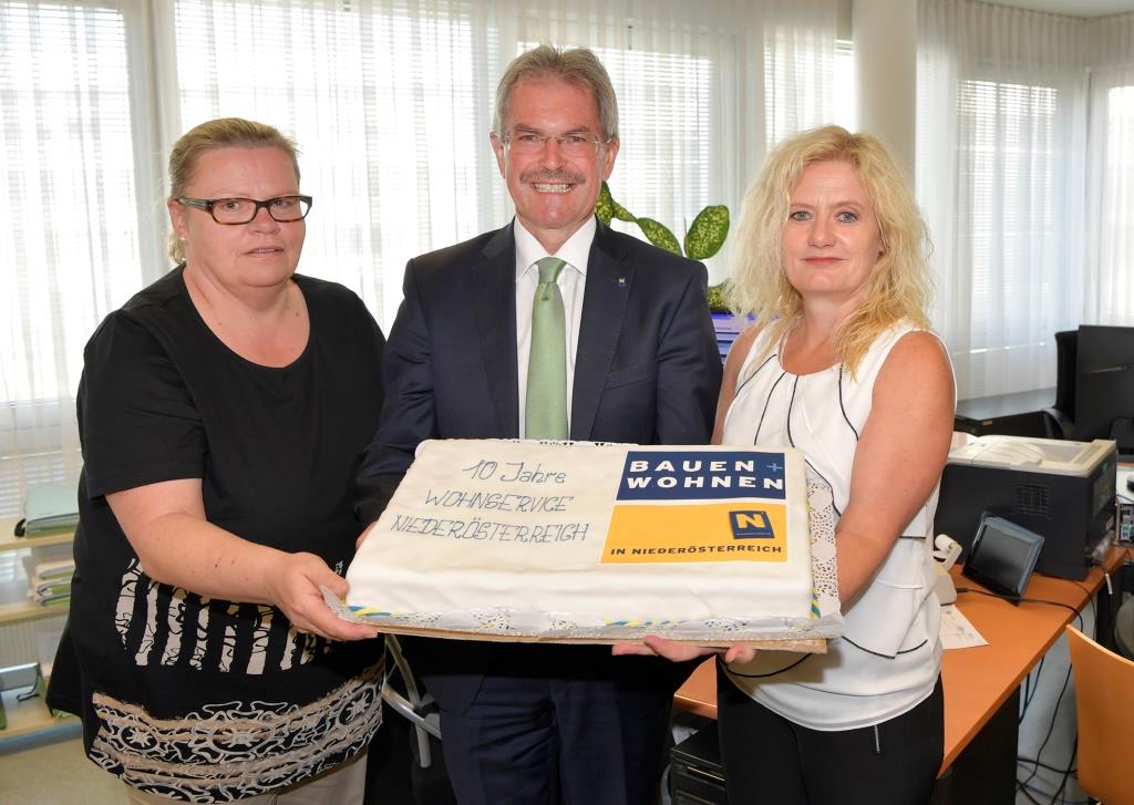 LR Karl Wilfing gratuliert dem NÖ Wohnservice und stellvertretend den beiden Mitarbeiterinnen Sabine Schwarz und Hermine Brandstetter zum 10jährigen Geburtstag. (Bildquelle: Land NÖ)