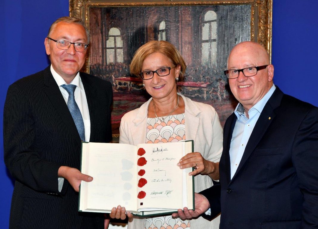 (v.l.n.r.): S. E. Dmitrij Ljubinskij (Botschafter der Russischen Föderation in Wien), Landeshauptfrau Johanna Mikl-Leitner und Univ.-Prof. Stefan Karner bei der Übergabe des Faksimile des Österreichischen Staatsvertrages. (Bildquelle: NLK/Ernst Reinberger)