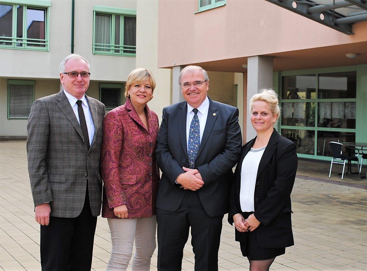 (v.l.n.r.): Hofrat Dr. Otto Huber (Leiter der Gruppe Gesundheit und Soziales beim Land NÖ), Landesrätin Barbara Schwarz, Vizekanzler Wolfgang Brandstetter und Eva Friessenbichler vom Pflege- und Betreuungszentrum Wiener Neustadt. (Bildquelle: Thomas Resch)