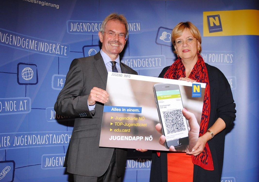 Verkehrslandesrat Karl Wilfing und Bildungslandesrätin Barbara Schwarz freuen sich über die neue Jugendapp für Niederösterreich. (Bildquelle: Thomas Resch)
