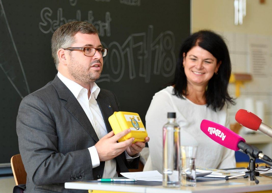 Landesrat Ludwig Schleritzko und Sigrid Bannert, Direktorin der Praxisvolksschule Krems, betonten bei der Pressekonferenz die Bedeutung von Bewegung, Ernährung und mentaler Gesundheit. (Bildquelle: NLK / Filzwieser)