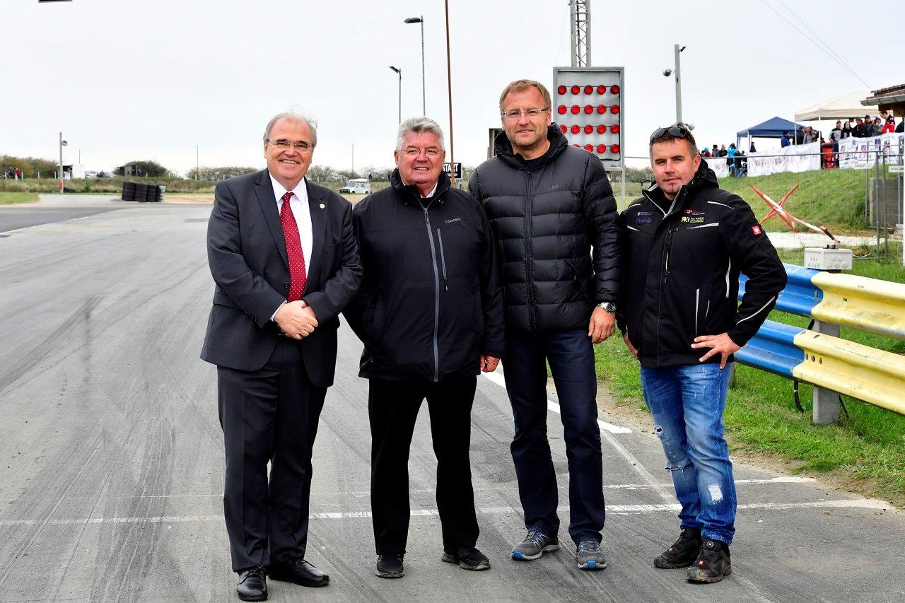 (v.l.n.r.): Vizekanzler Dr. Wolfgang Brandstetter, Franz Wurz, Markus Reichenvater (Bürgermeister Altenburg) und MJP-Teammanager Jürgen Weiss. (Bildquelle: Walter Vogler)