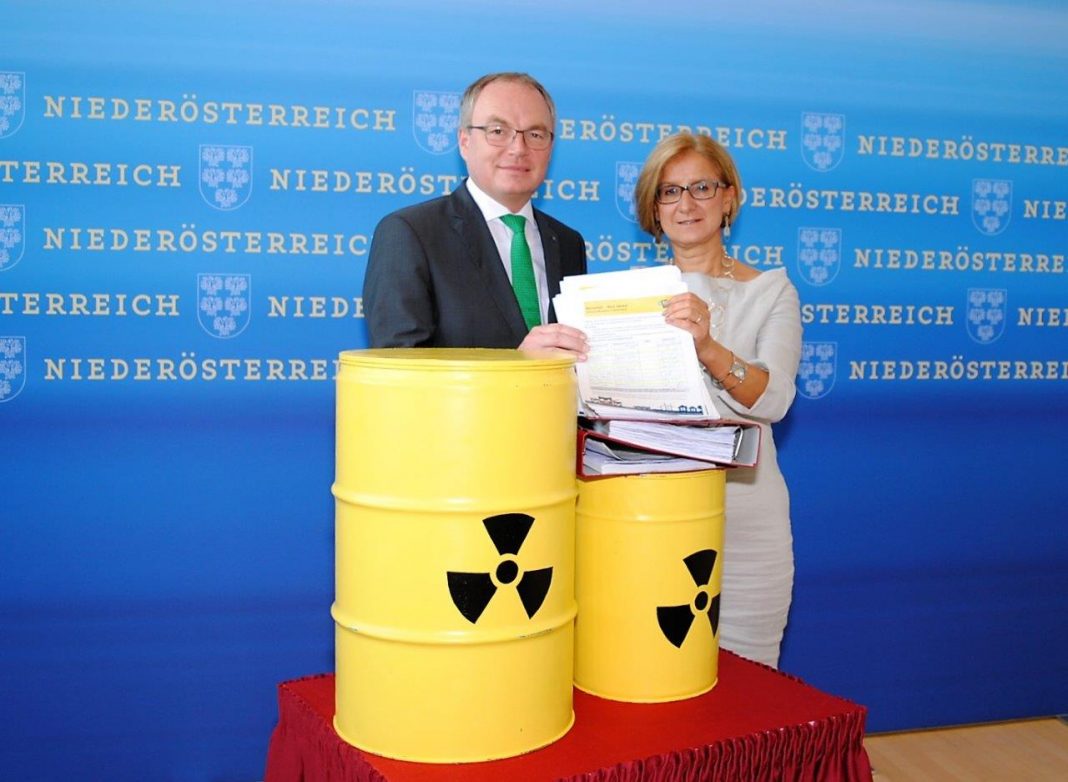 LH-Stellvertreter Stephan Pernkopf und Landeshauptfrau Johanna Mikl-Leitner präsentierten die erfolgreiche Bilanz der Unterschriftenaktion gegen ein Atommüll-Endlager in Grenznähe. (Bildquelle: Thomas Resch)