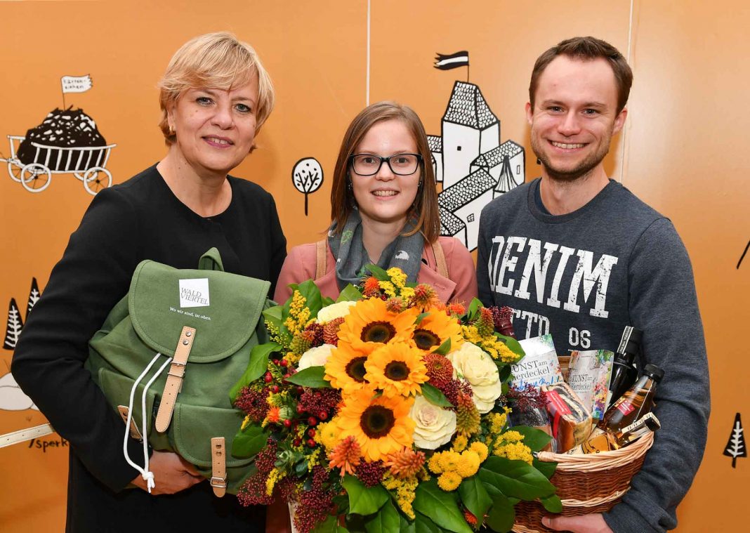 Bildungs- und Familienlandesrätin Barbara Schwarz und 200.000ste Besucherin Viktoria Pleiner mit Freund Markus Gall (Bildquelle: NLK Burchhart)